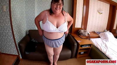 Fat Japanese mom a 'sealltainn a h-mòr tits agus a' còrdadh ri feise dèideag. Tha màthair Àisianach 51-bliadhna a’ bruidhinn mun eòlas gnèitheasach aice. Yukiko 1 OSAKAPORN milf reamhar