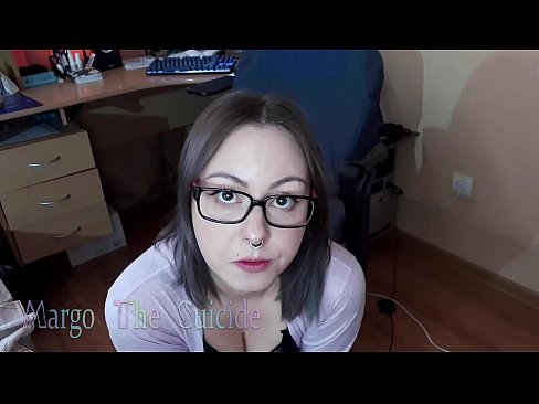 ❤️ Nighean gnèitheach le speuclairean a’ suirghe Dildo gu domhainn air a’ chamara ❤  Porno  leinn  ﹏