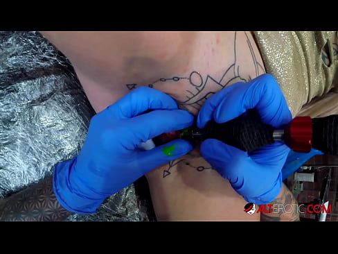 ❤️ Fìor tattooed hottie Sully Savage fhuair tattoo air a clitoris ❤  Porno  leinn  ﹏