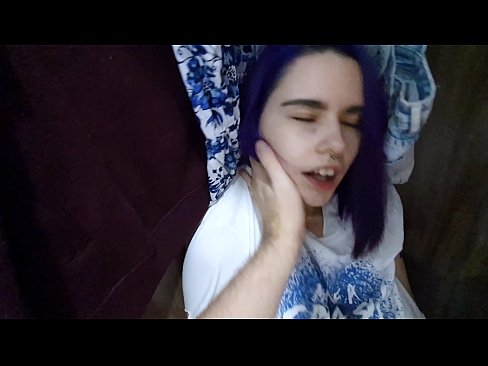 ❤️ Lorg mi mo sis anns a’ chlòsaid agus chuidich i cum ❤  Porno  leinn  ﹏