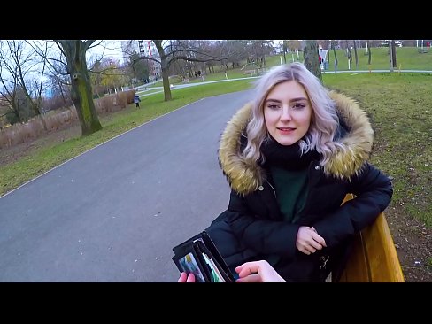 ❤️ Swallows hot cum coigreach airson airgead - blowjob anns a 'phàirc le Eva Elfie ❤  Porno  leinn  ﹏
